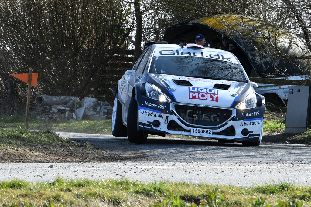 Totalvinderne Kenneth Madsen og Mette Felthaus i deres Peugeot 208 R5 førte fra start til mål. Her er de på en af dagens hastighedsprøver, en rundbane ved Ødemark
(Foto: specialpress@gmail.com)